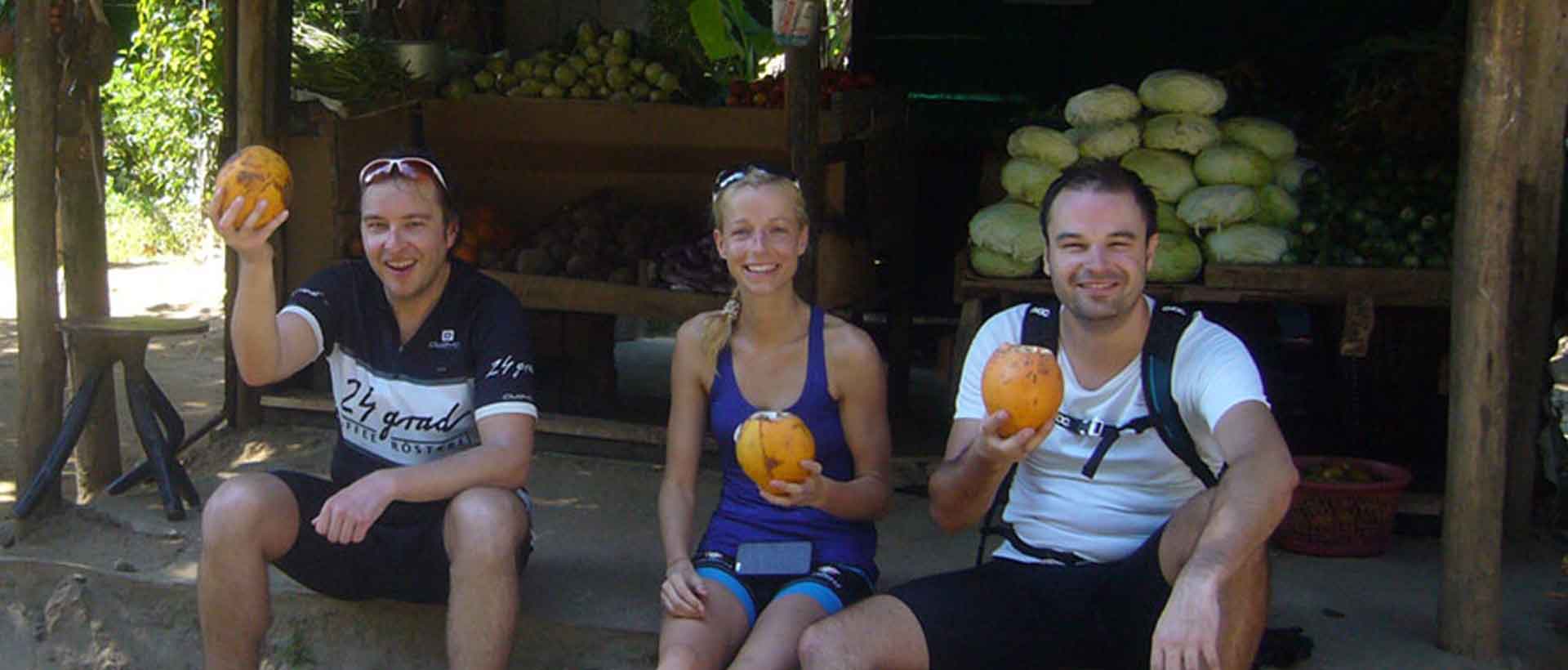 kurze Pause mit King Coconut während der Radtour in Sri Lanka 