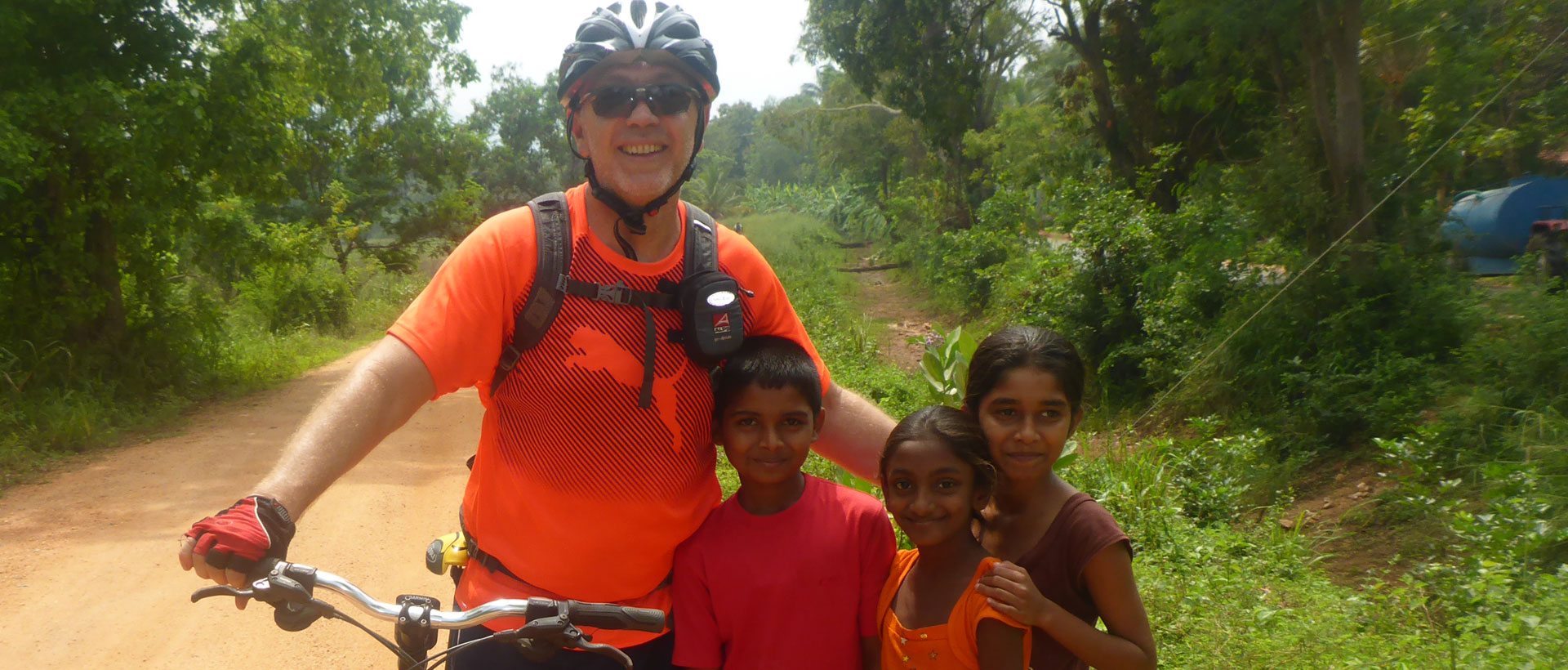 Fröhlicher Kinder unterhalten sich oft mit Radtouristen in Sri Lanka sehr gerne